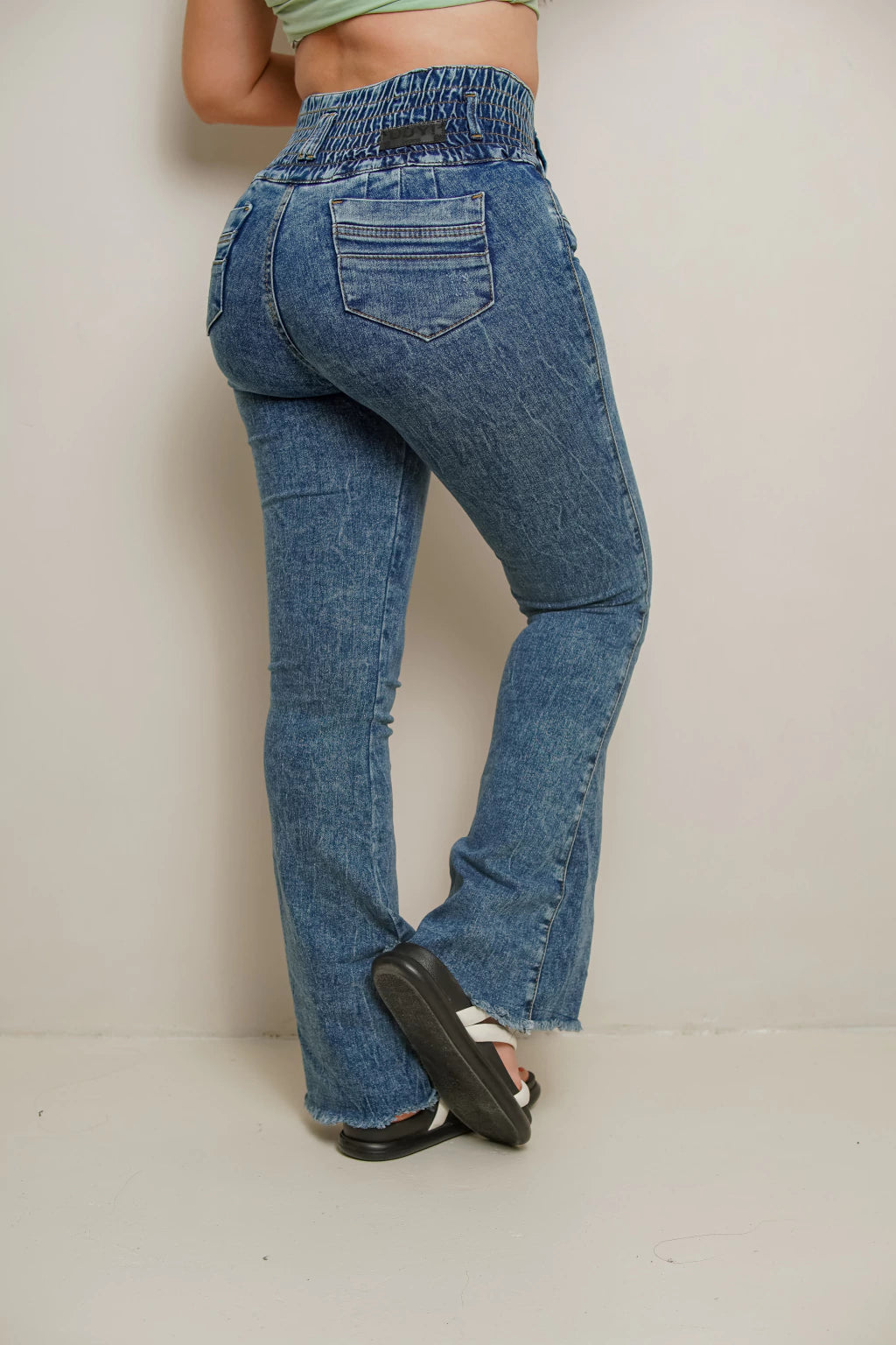 JEAN ADELA LEVANTA COLA