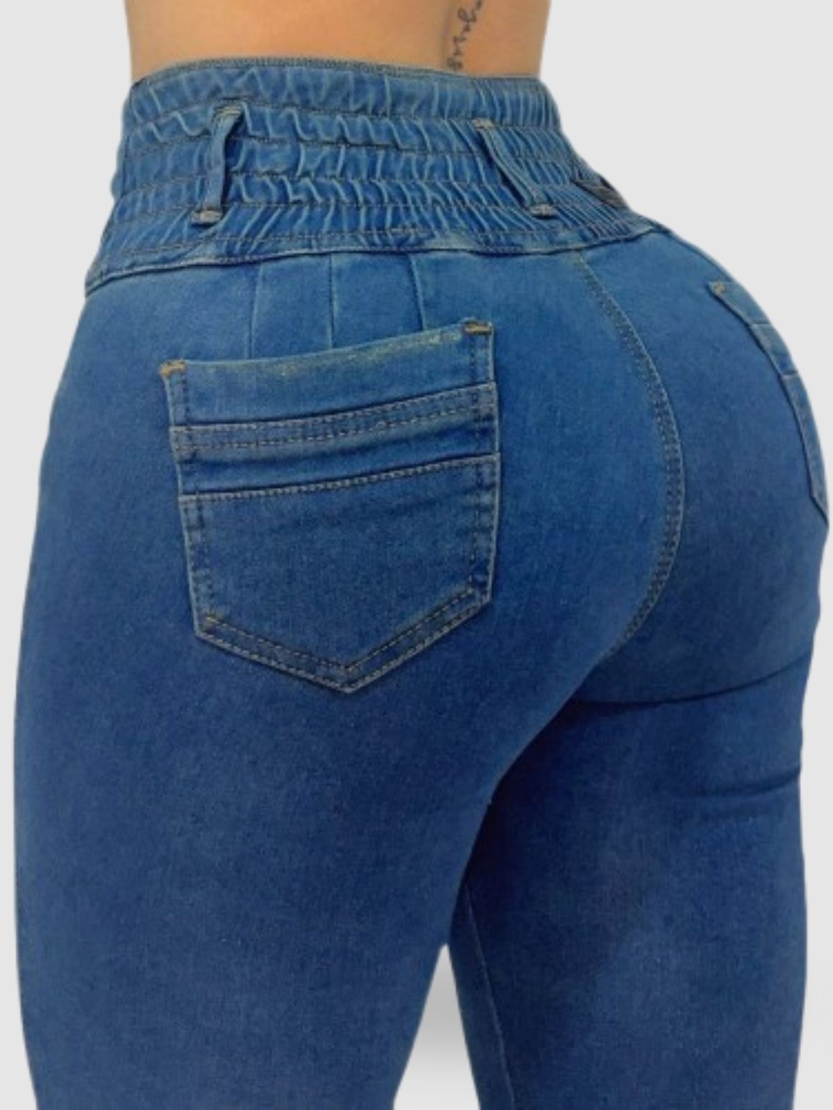 JEAN LEVANTA COLA AZUL MEDIO CLÁSICO (Bolsillo trasero)