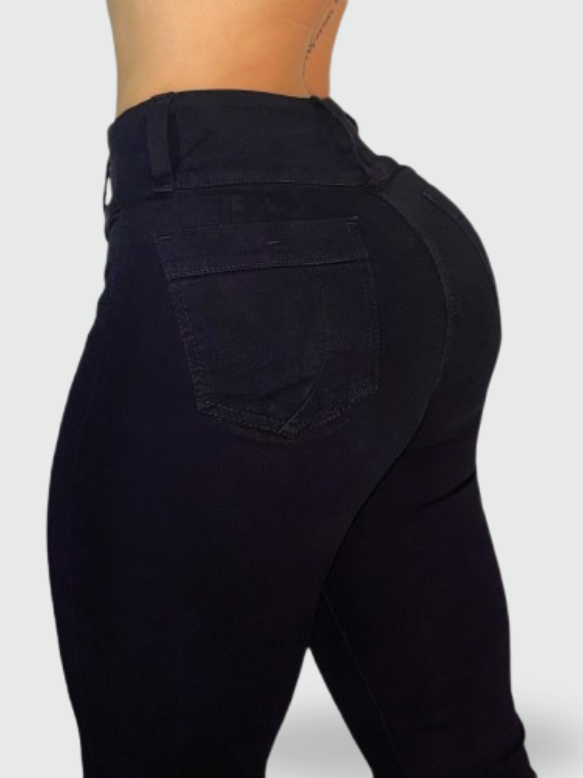 JEAN SKINNY TIRO ALTO LEVANTA COLA NEGRO CLÁSICO (Ref Natalia)
