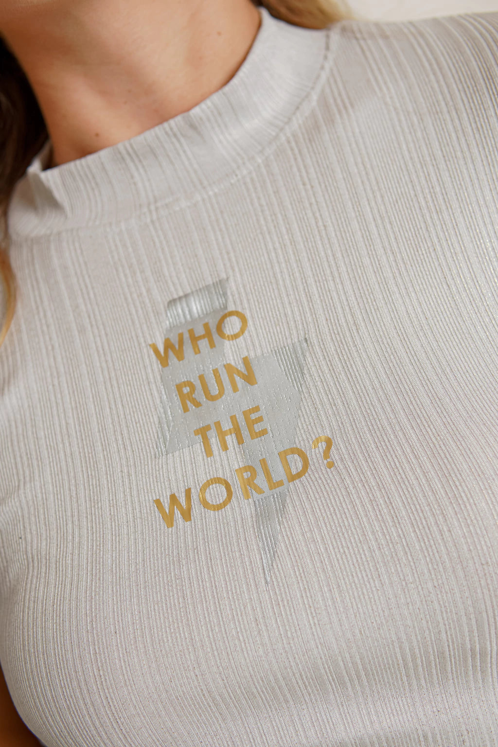 BLUSA RAYO – SOFISTICACIÓN CON ESCOTE EN LA ESPALDA