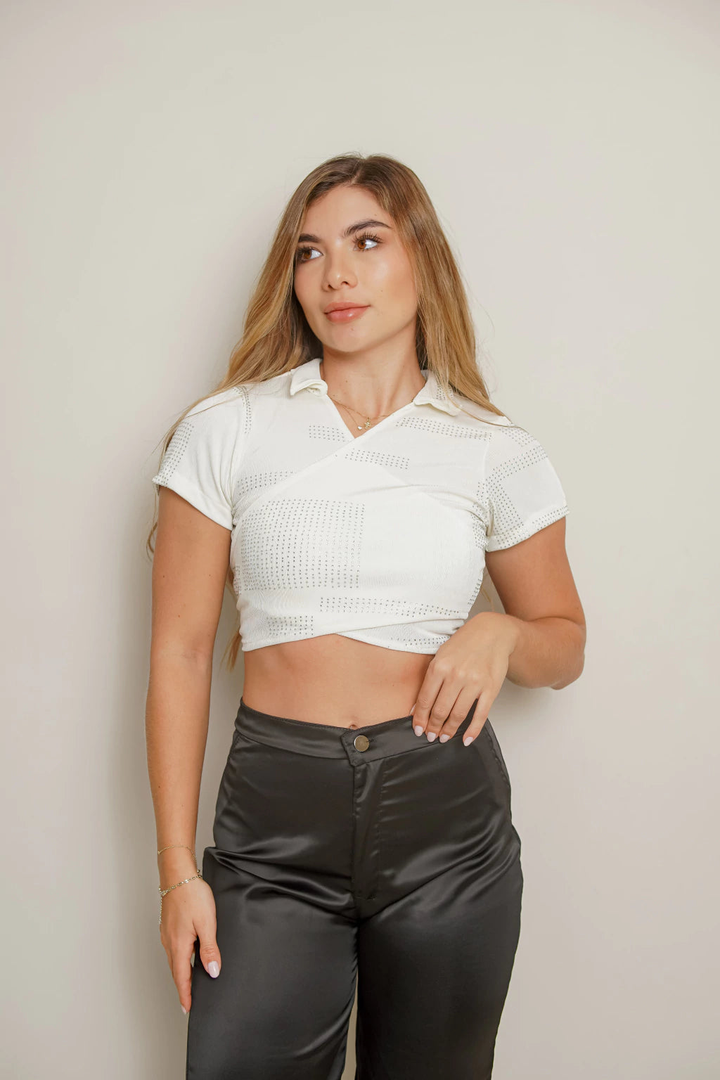 BLUSA NAIA – ELEGANCIA CON DETALLE CRUZADO